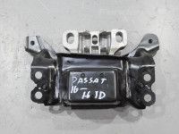 Volkswagen Passat (B8) Engine mounting, left Part code: 5Q0199555R
Body type: Universaal